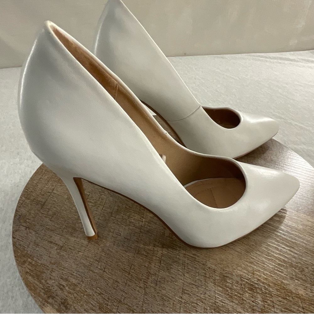 WOMEN’S HIGH HEELS CLASSIC POINTED TOE SIZE: 7.5 COLOR: WHITE